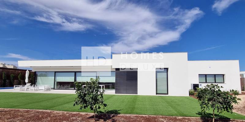 Villa de Lujo vendida en Las Colinas Golf por Homes Deluxe