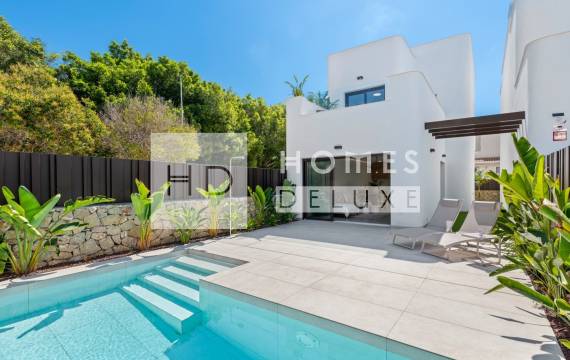 Make your dreams come true in this villa for sale in Mil Palmeras with a swimming pool