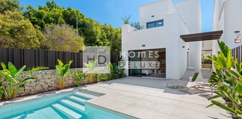 Villa for sale in Mil Palmeras with a swimming pool